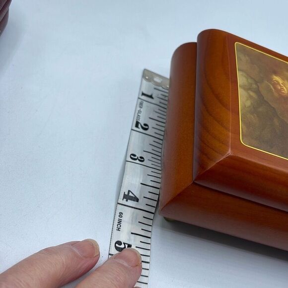 Vintage blessed Virgin Mary music box by Danbury Mint. - Picture 7 of 13